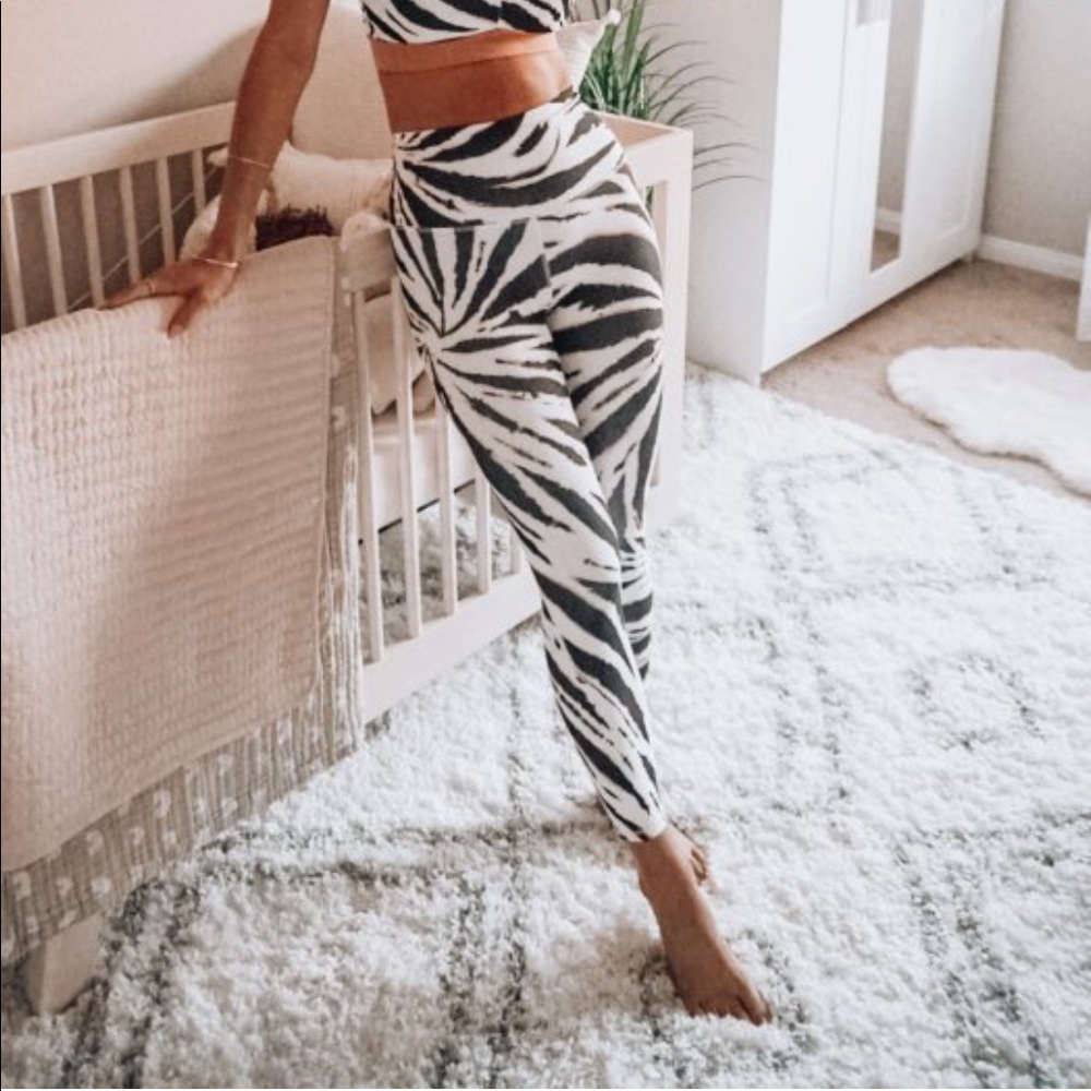 Fabletics Ultra High Waisted Leggings w/ face mask